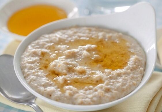 Oatmeal with flaxseed oil is an ideal breakfast for weight loss