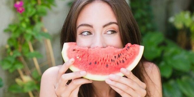 girl eating watermelon for weight loss
