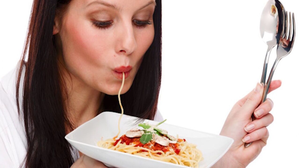 woman eating spaghetti for slimming belly