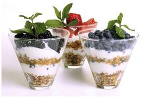 oatmeal with yogurt and berries for proper nutrition and weight loss